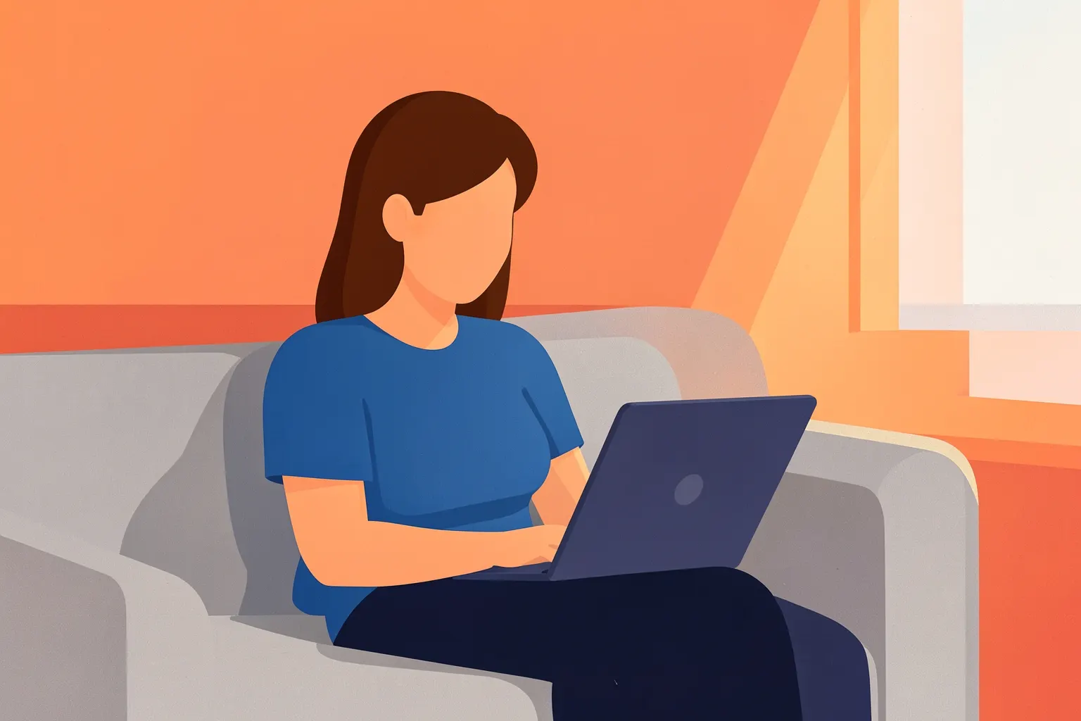 Mulher sorrindo, sentada em um sofá, usando um laptop em um ambiente interno claro.