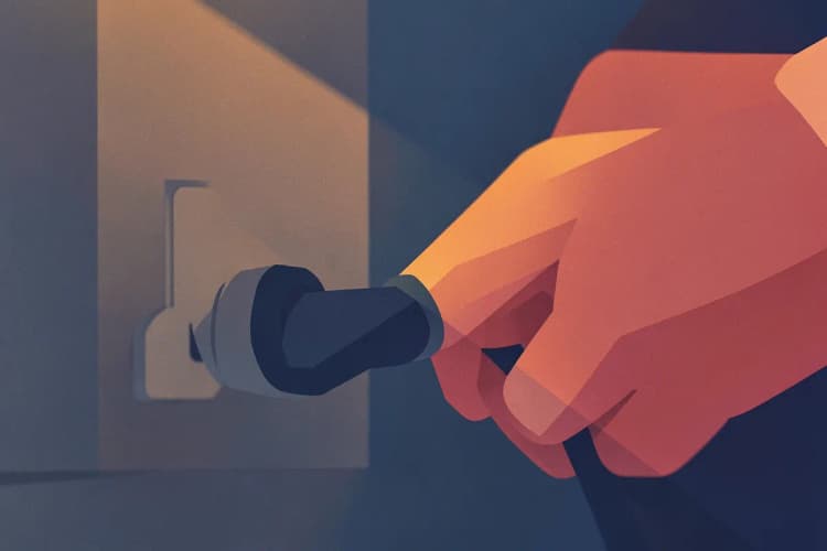 Mão conectando um cabo a uma porta de entrada, simbolizando integração de sistemas.